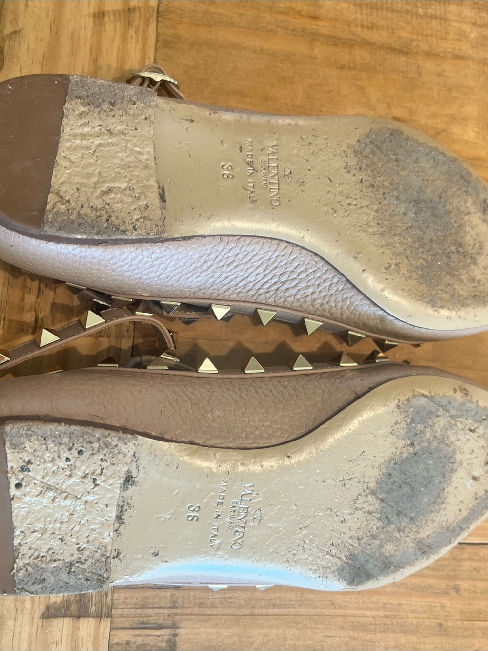 Valentino Garavani Taupe Pyramid-Stud T-Strap Pointed Flats - Picture 4 of 7